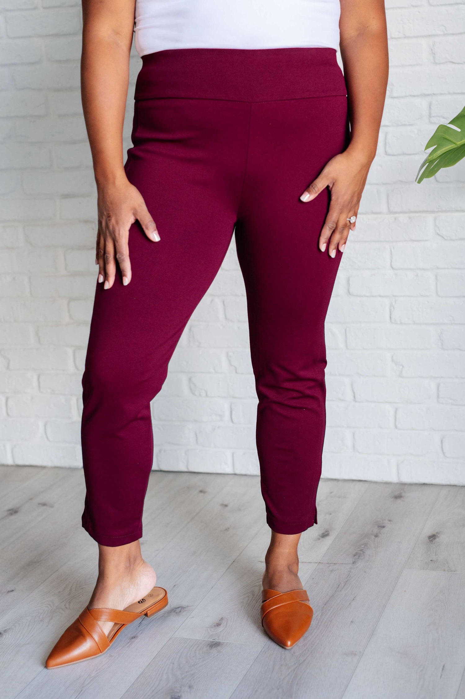 Magic Ankle Crop Skinny Pants in Wine Bottoms   