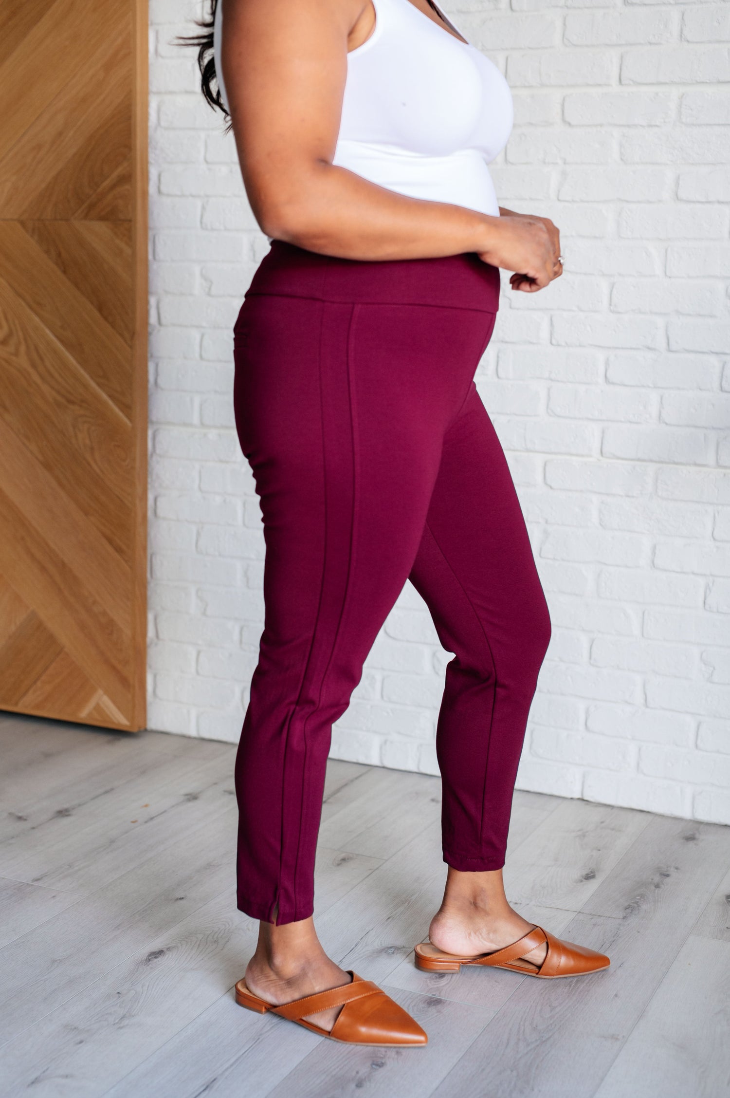 Magic Ankle Crop Skinny Pants in Wine Bottoms   