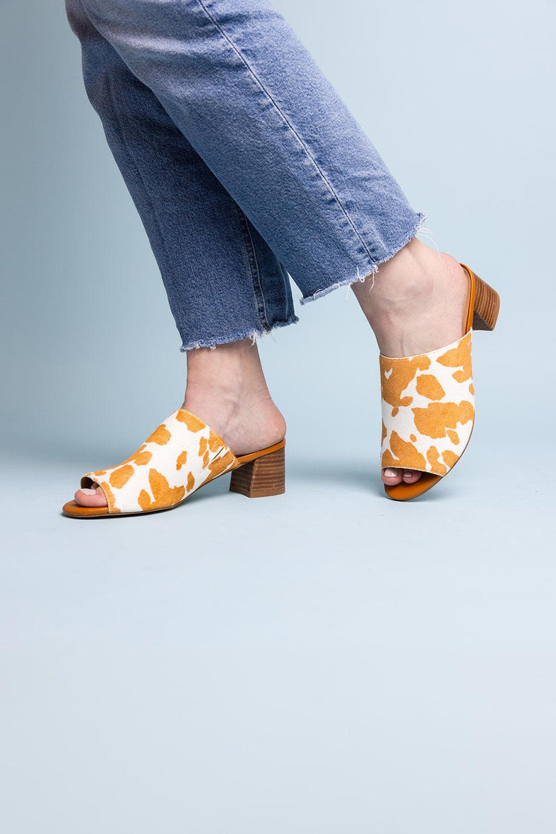 Richwood Peep Toe Tan and White Cowhide Slide - Three Mad Hatters Mercantile 