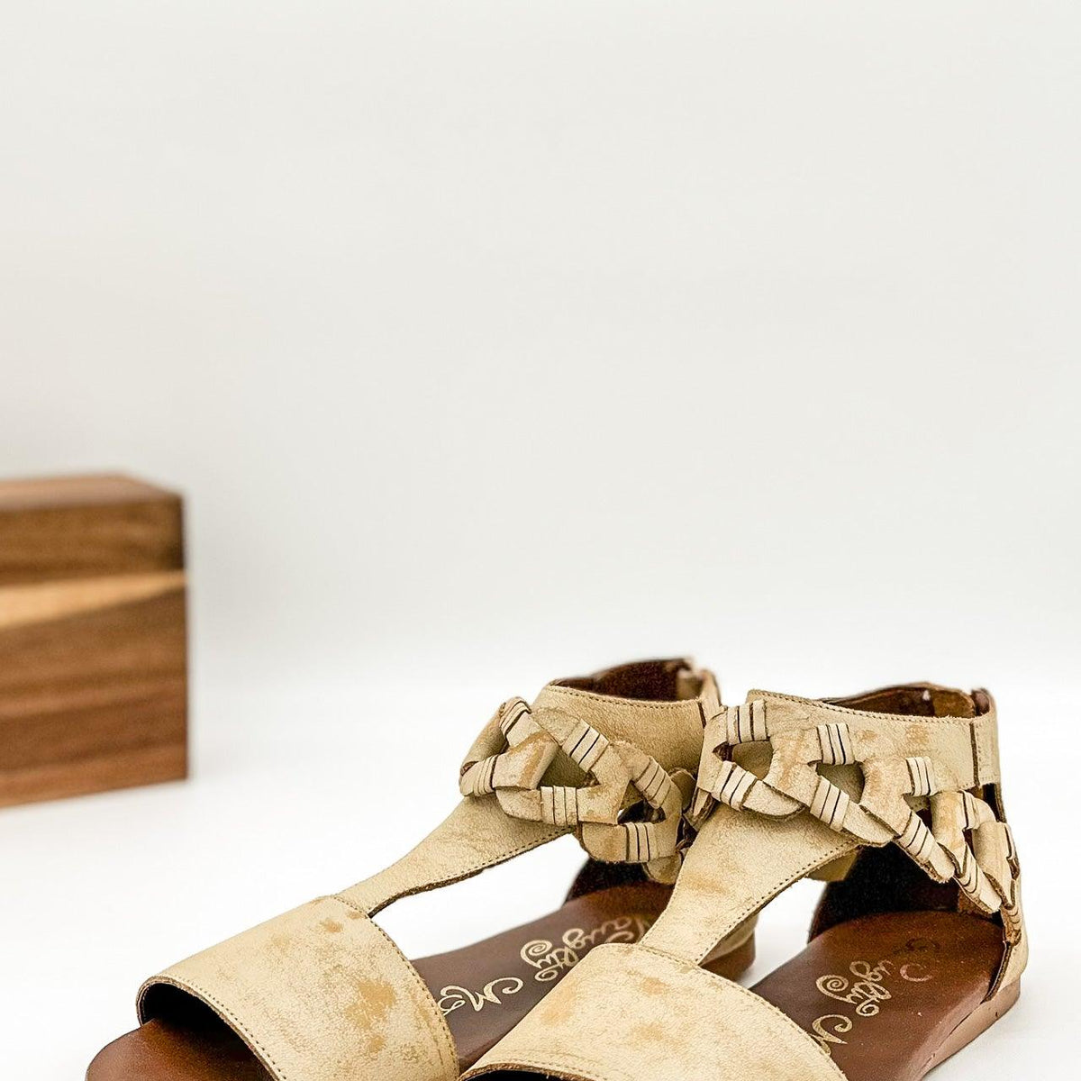 Loop D Loop Sandals in White - Three Mad Hatters Mercantile 