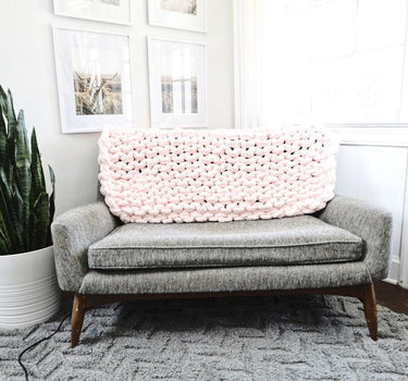 Chunky Knit Blanket in Pink