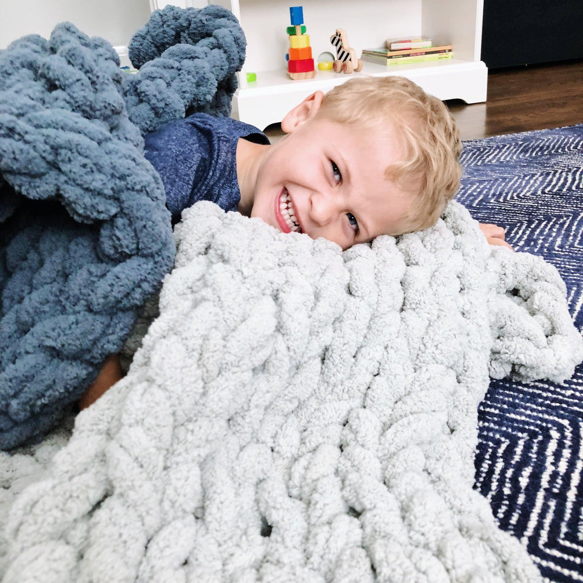 Chunky Knit Blanket in Light Gray Blankets   