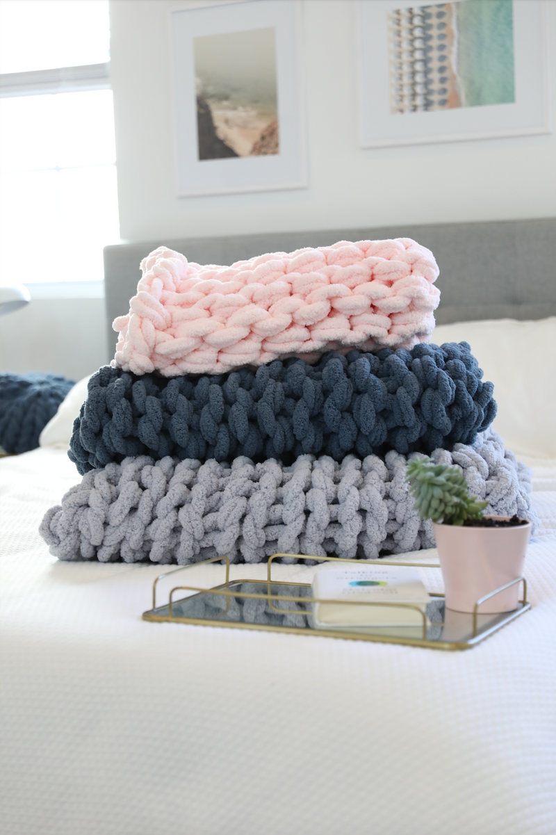 Chunky Knit Blanket in Light Gray Blankets   